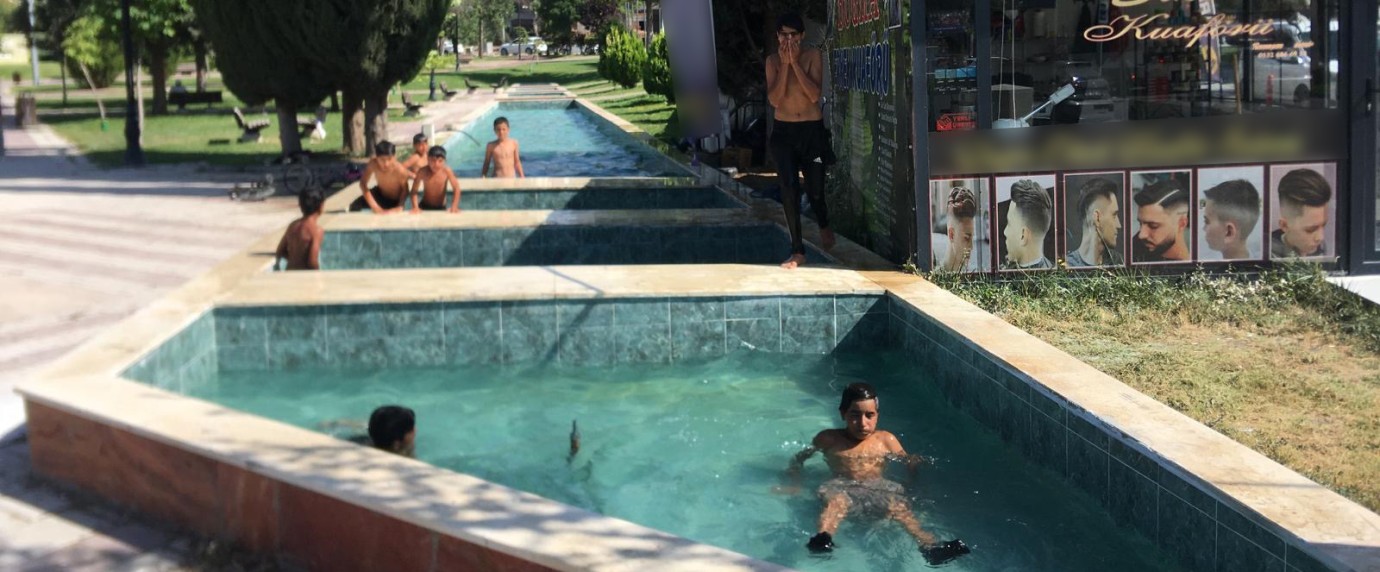 Çocukların Serinlik Adresi Süs Havuzu Oldu