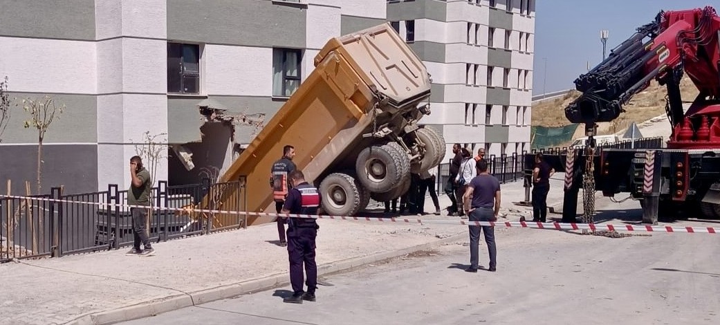 Freni Boşalan Hafriyat Kamyonu TOKİ Konutlarına Çarptı!