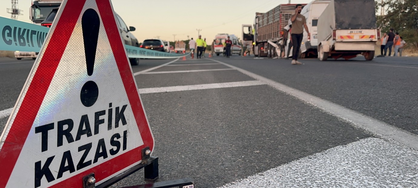 Otomobil İle Minibüs Çarpıştı: 3 Yaralı!