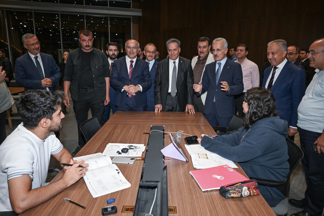 Bakan Uraloğlu Malatya’da Şehir Kütüphanesini Gezdi: “Güzel Bir Hizmet Olmuş”