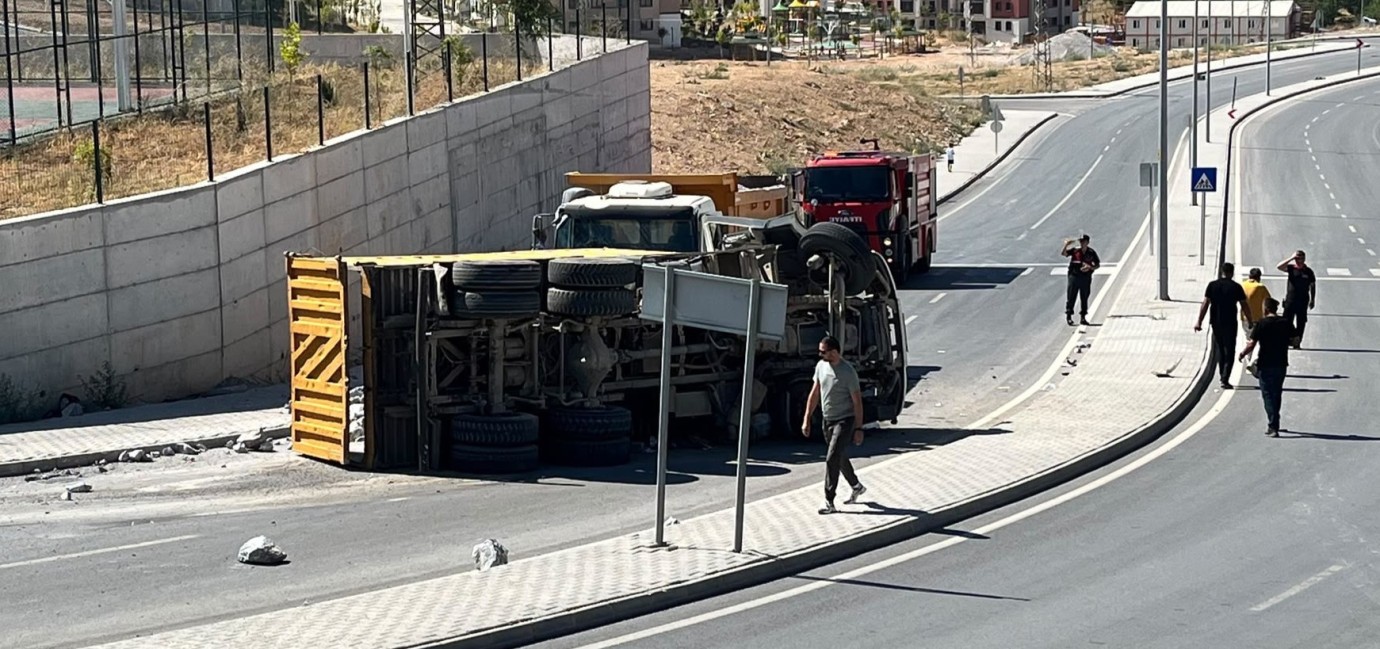 İki Hafriyat Kamyonu Çarpıştı: 1 Yaralı!