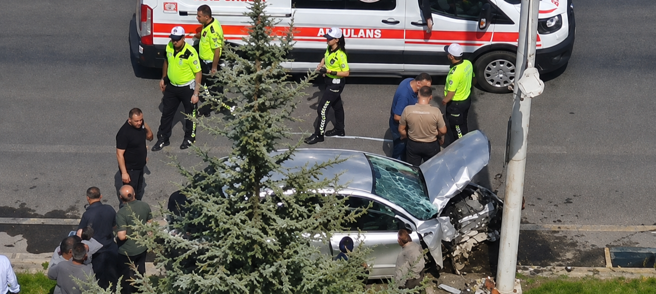  Otomobil Trambüs Direğine Çarptı: 2’si Çocuk 4 Yaralı!