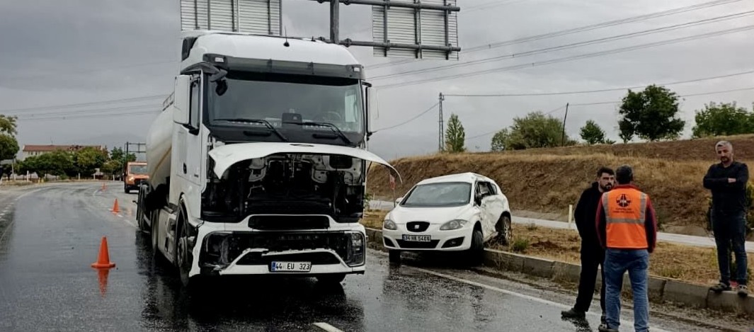 Doğanşehir’de Tır İle Otomobil Çarpıştı: 3 Yaralı!
