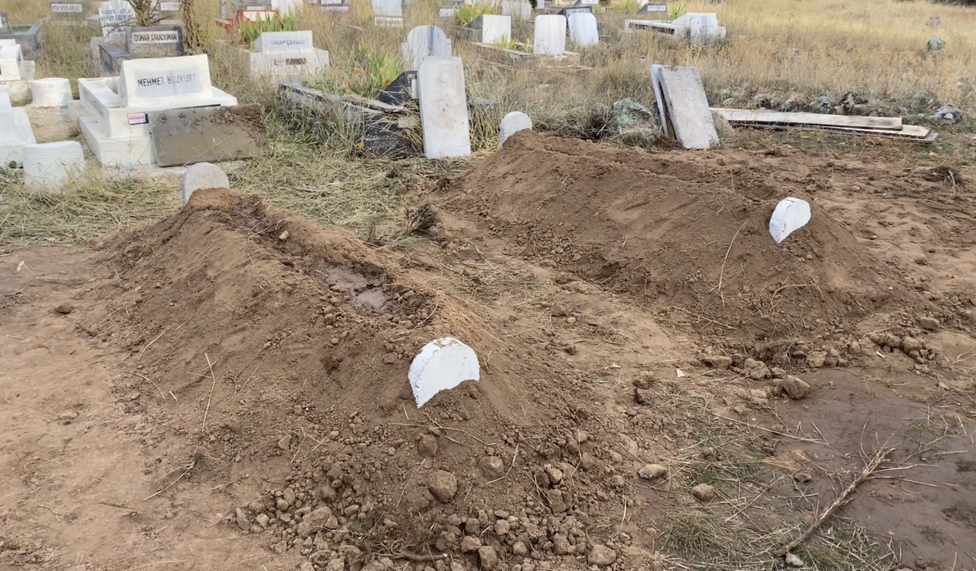 Anne ve Oğlu Yan Yana Toprağa Verildi