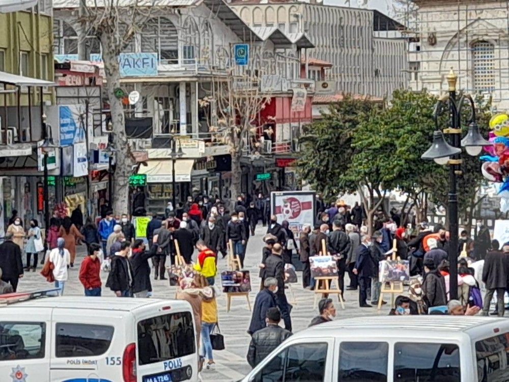 Malatya caddelerinde aylar sonra hafta sonu insan yoğunluğu