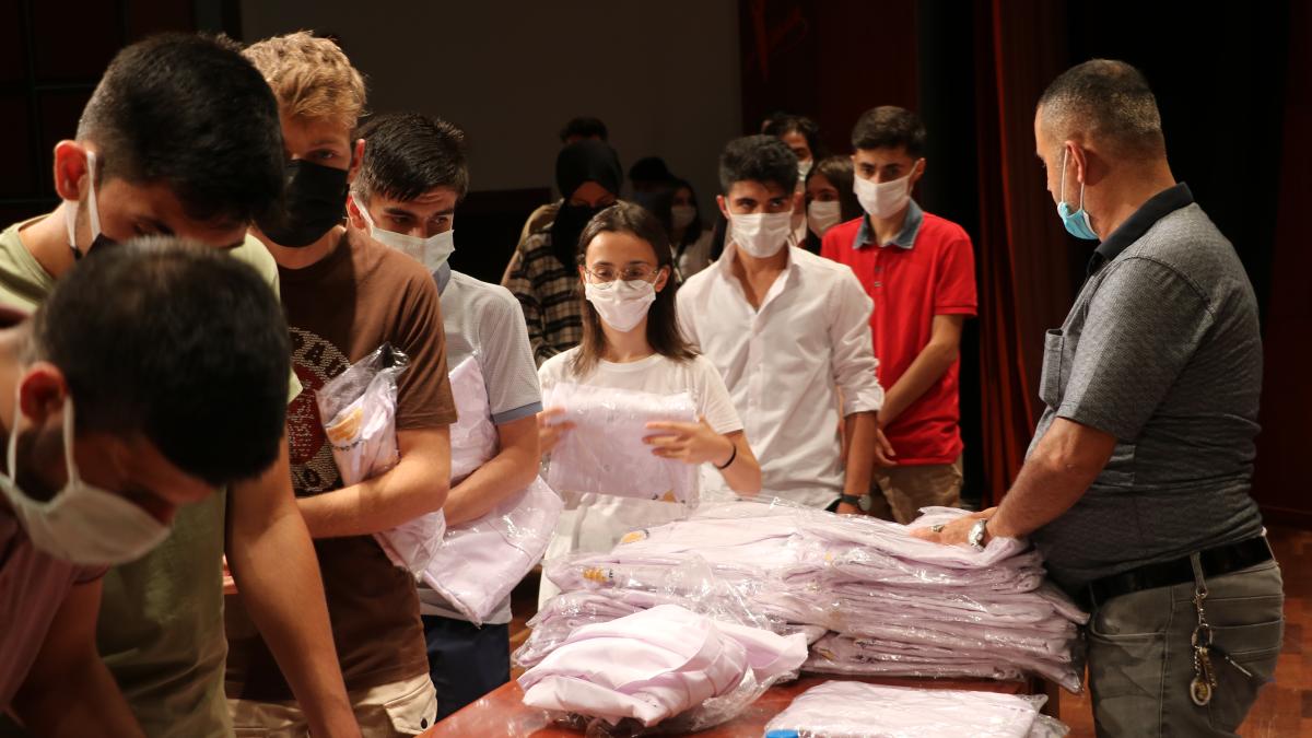 Tıp Fakültesi Öğrencilerinin Beyaz Önlükleri Dağıtıldı