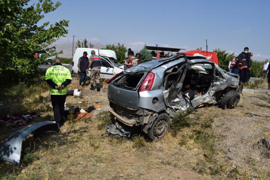 MALATYA'DA FECİ KAZA: 3 ÖLÜ, 4 YARALI