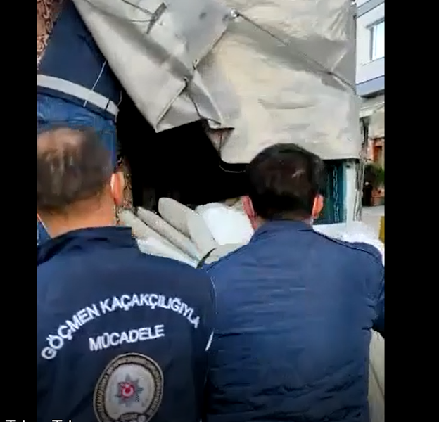 Kamyonet Kasasında Düzensiz Göçmenler Yakalandı