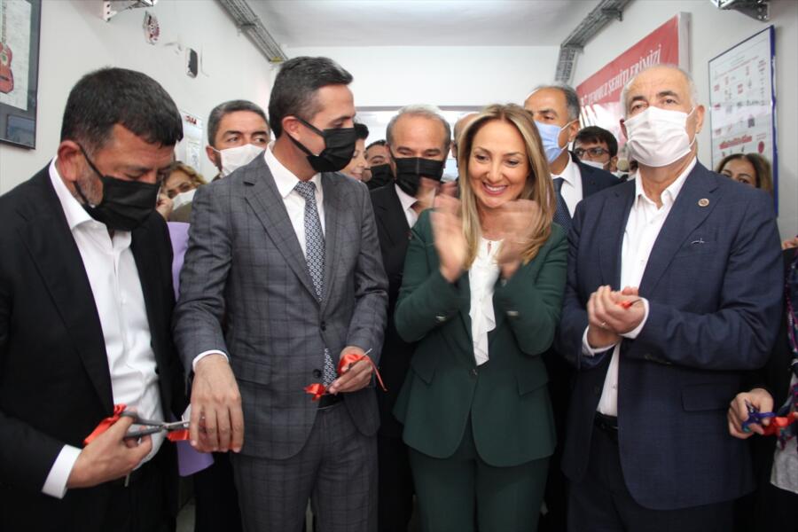 AĞBABA, ANNESİ ADINA BİLGİSAYAR LABORATUVARI YAPTIRDI