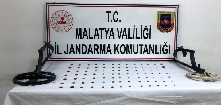 MALATYA'DA TARİHİ GÜMÜŞ VE BRONZ SİKKELER ELE GEÇİRİLDİ