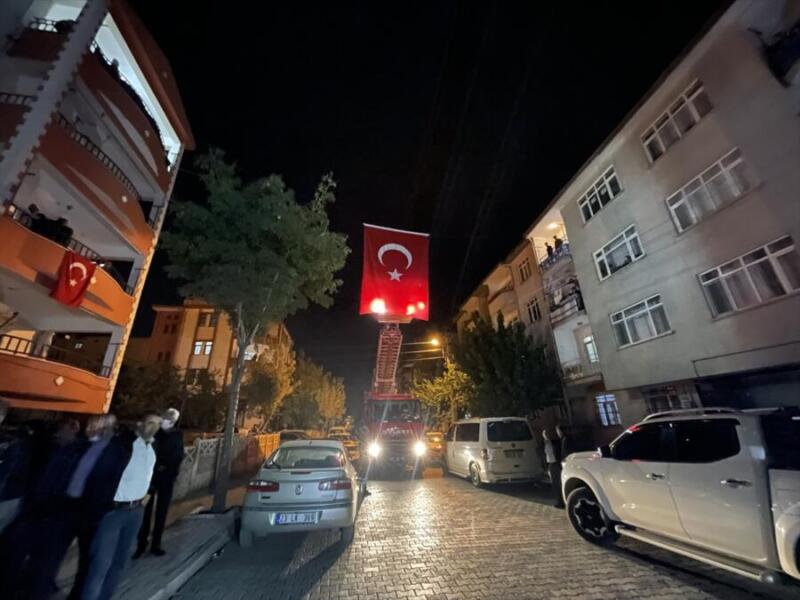 FIRAT KALKANI HAREKAT BÖLGESİ’NDE ŞEHİT OLAN POLİS ŞAHİN’İN BABA EVİ TÜRK BAYRAKLARIYLA DONATILDI