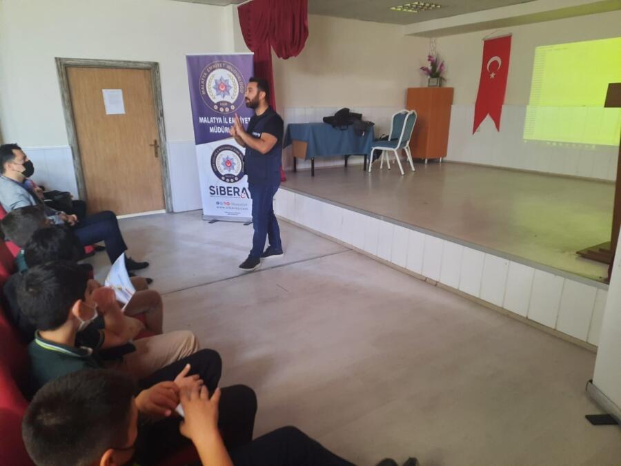 ÖĞRENCİLERE SİBER GÜVENLİK EĞİTİMİ