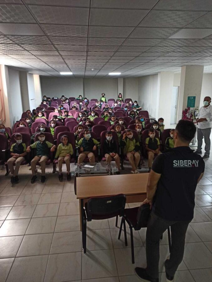 MALATYA’DA POLİS EKİPLERİ ÖĞRENCİLERE GÜVENLİ İNTERNETİ ANLATTI