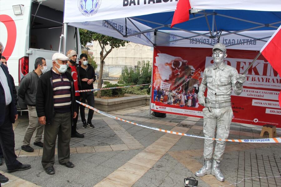 “VATAN-BAYRAK” TEMALI CANLI HEYKEL GÖSTERİSİNDE REKOR DENEMESİ