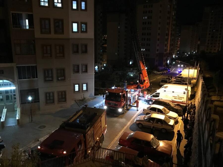 YAŞADIĞI EVİ ATEŞE VERDİ, YANGINA MÜDAHALE İÇİN GELEN EKİPLERE KAPIYI AÇMADI