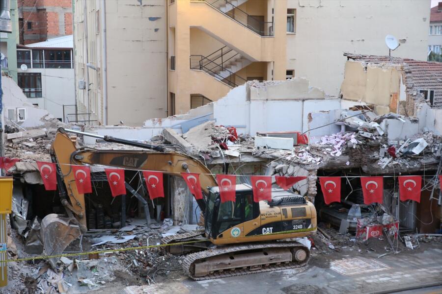 MALATYA’DA ÇÖKEN BİNANIN ENKAZINI KALDIRMA ÇALIŞMALARI SÜRÜYOR