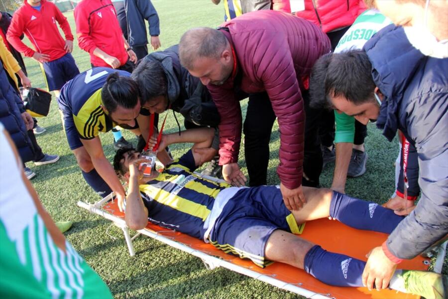 MALATYA’DA DİLİ BOĞAZINA KAÇAN FUTBOLCU HASTANEYE KALDIRILDI