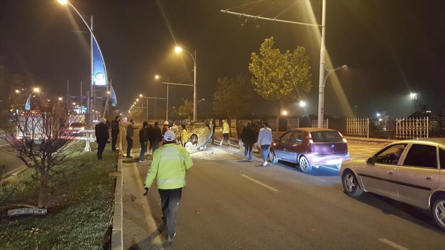 MALATYA’DA TAKLA ATAN ARAÇTAKİ 2 KİŞİ YARALANDI