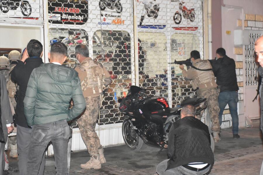 MALATYA’DA EŞİ VE ÇOCUKLARINI REHİN ALAN KİŞİ ARANIYOR