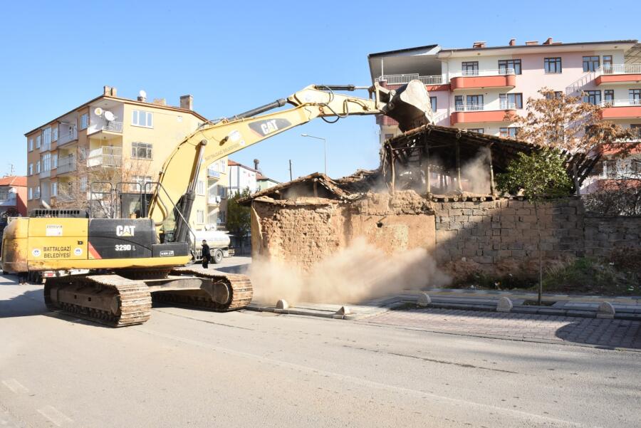 BATTALGAZİ BELEDİYESİ 24 METRUK BİNAYI YIKTI