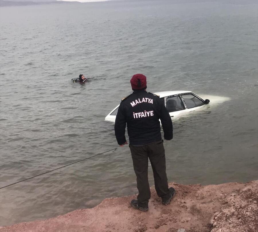 MALATYA’DA EL FRENİ ÇEKİLMEYEN OTOMOBİL BARAJ GÖLÜNE DÜŞTÜ