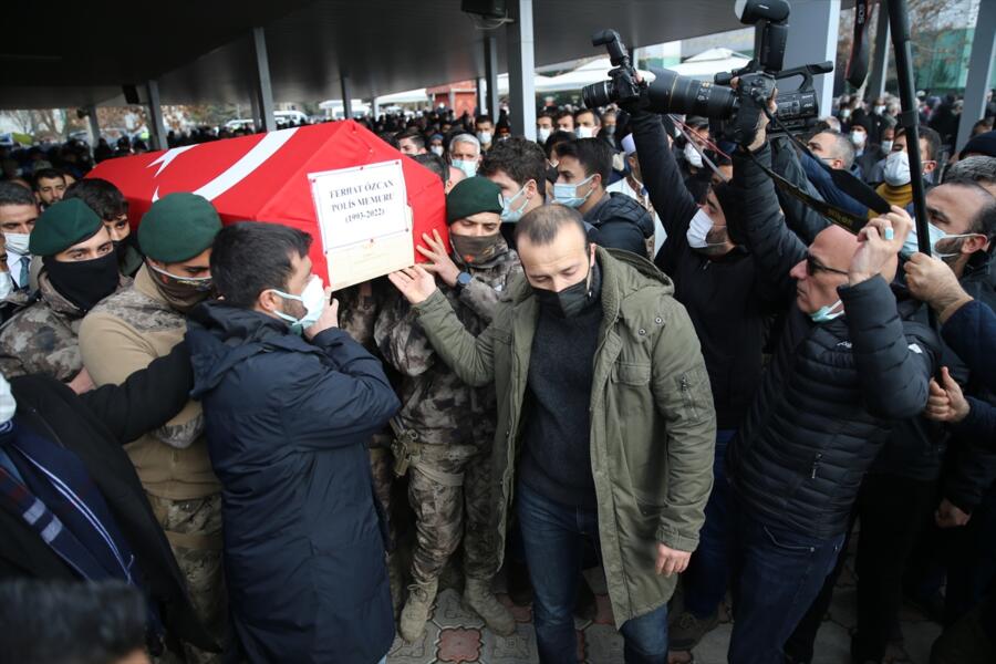 HAKKARİ’DE SİLAH KAZASI SONUCU VEFAT EDEN POLİS MEMURU MALATYA’DA TOPRAĞA VERİLDİ