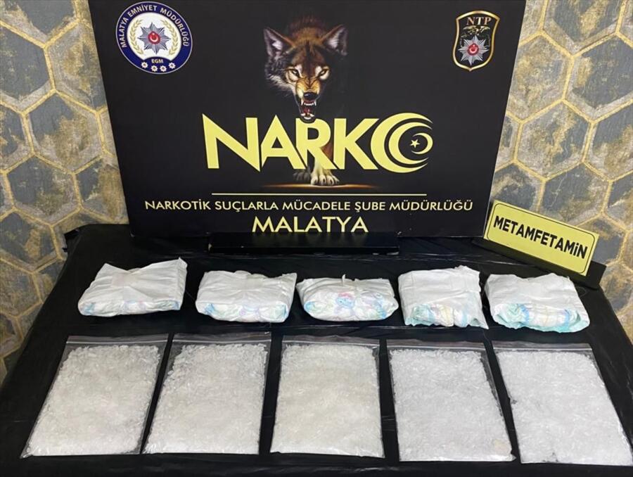 MALATYA’DA ÇOCUK BEZİ VE OT ÇUVALLARINA GİZLENMİŞ UYUŞTURUCU ELE GEÇİRİLDİ
