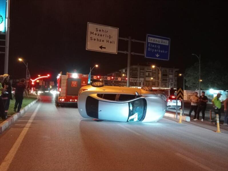 TAKLA ATAN OTOMOBİLDEKİ 2 KİŞİ YARALANDI