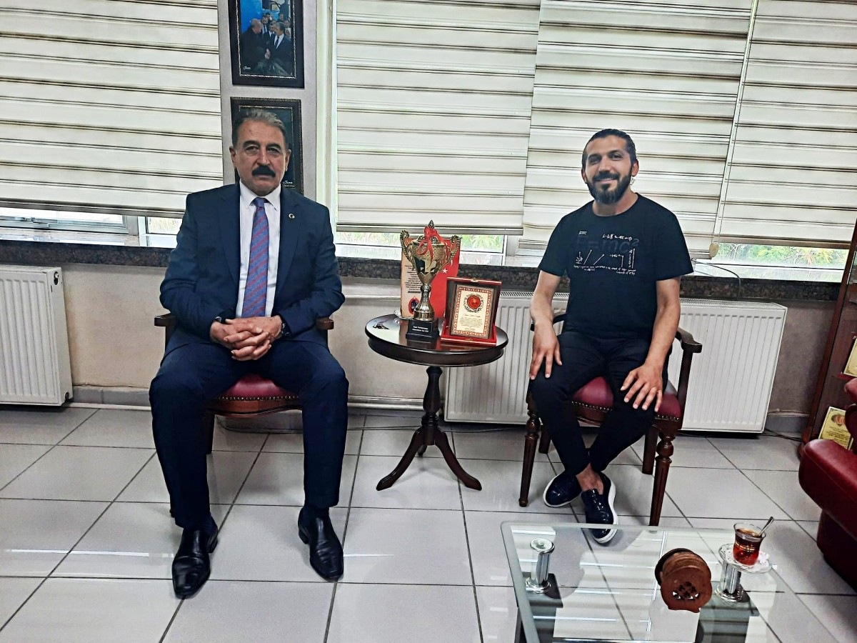  DÜNYA ŞAMPİYONUNA' PLAKET