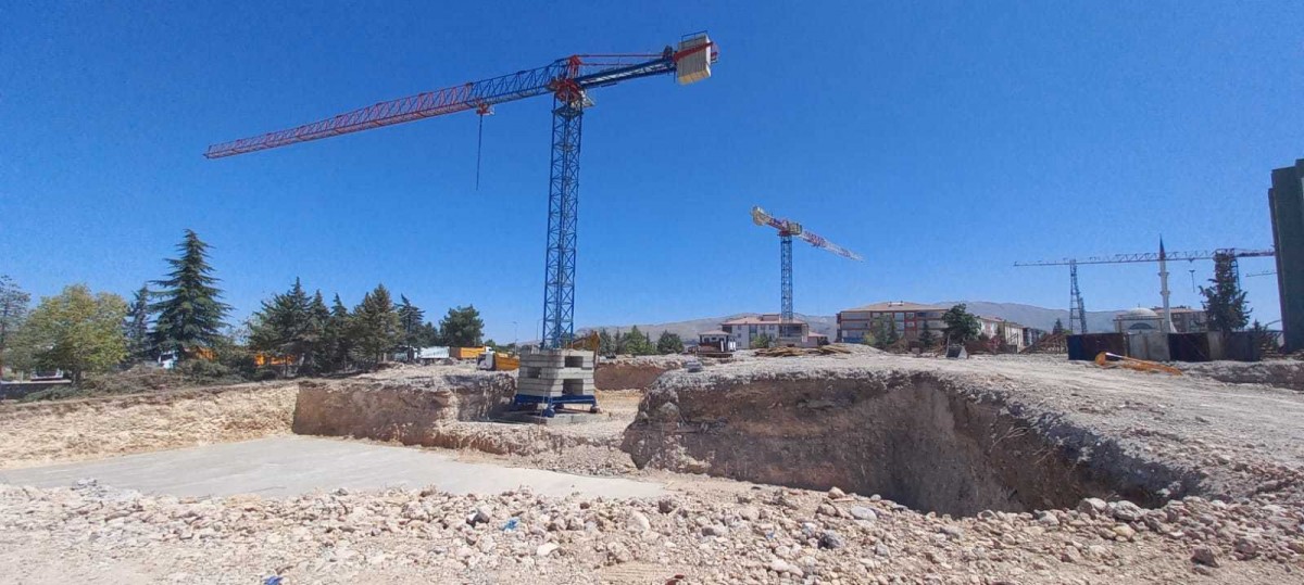 MALATYA 1,6 ton patlayıcı ile yıkılan 11 bloklu evlerin yerine 51 bloklu 750 konut inşa ediliyor