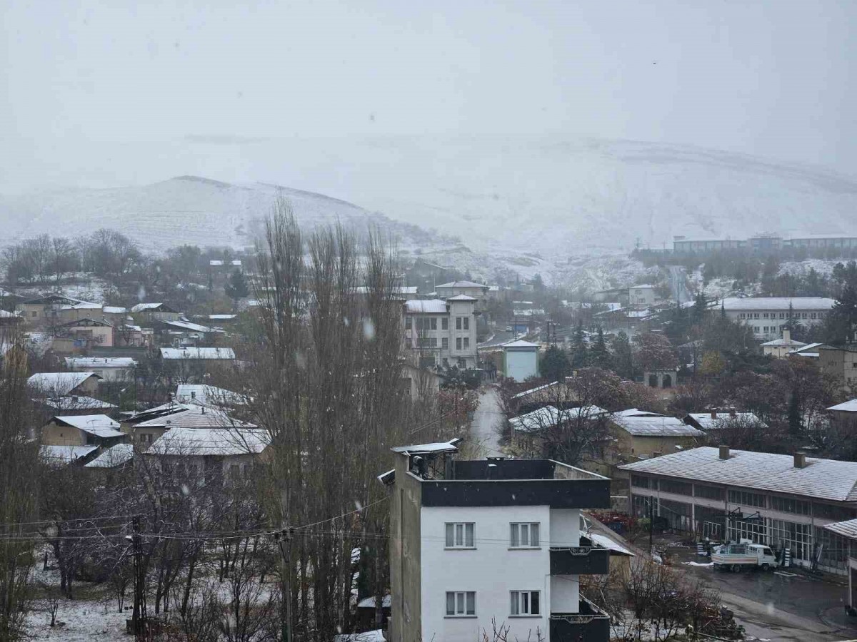 Malatya’nın Darende ilçesi beyaza büründü