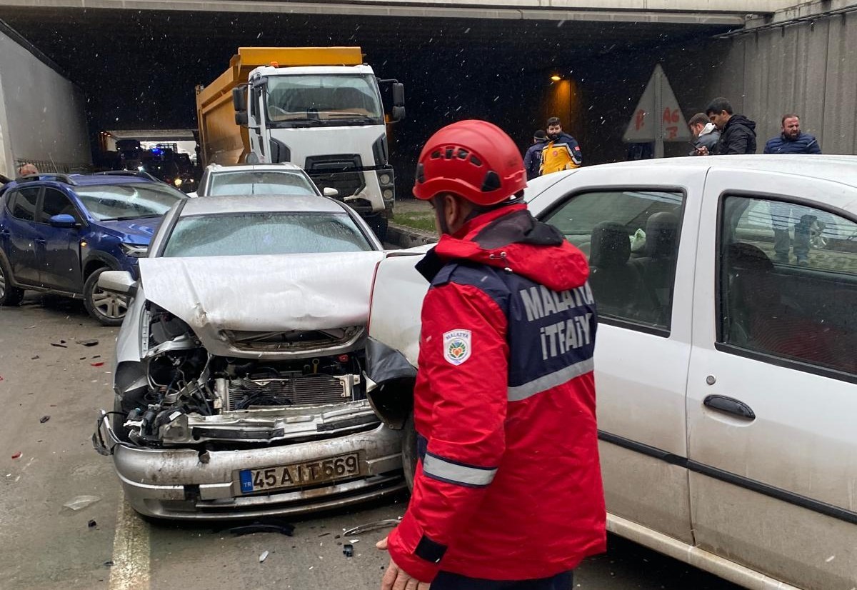 Emeksiz Alt Geçidi’nde  Zincirleme Kaza: 7 Araç Birbirine Girdi, 6 Yaralı!