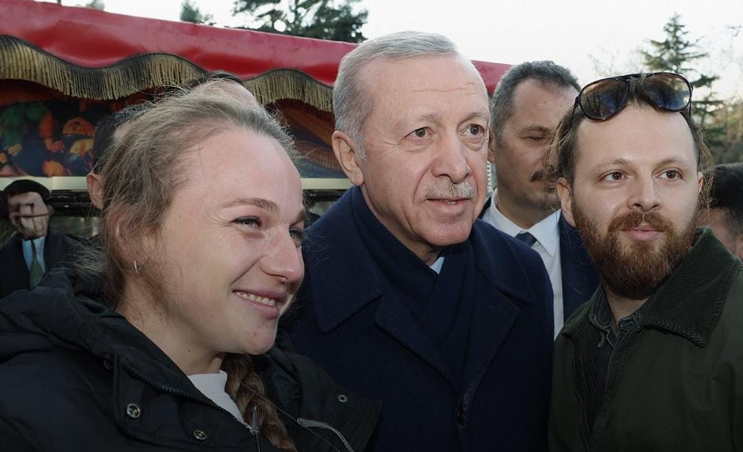  Rus asıllı Elina Kvirikidze Cumhurbaşkanı Erdoğan'ın elindeki kestane ikramından sonra Müslüman oldu