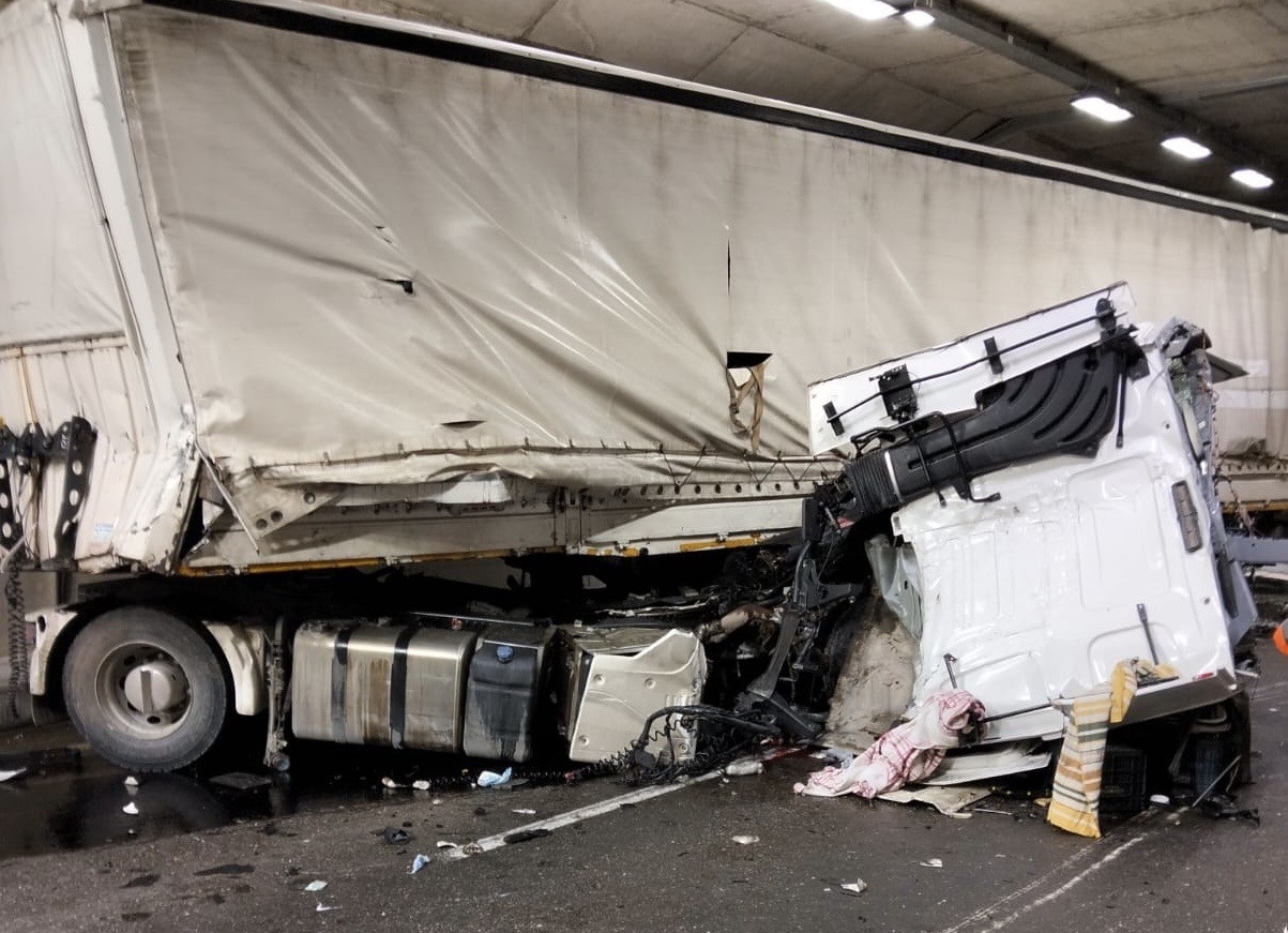 Erkenek Tüneli’nde trafik kazası: 1 ağır yaralı
