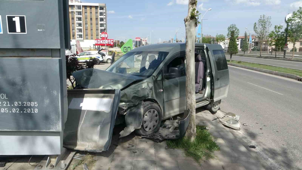 Kontrolden çıkan hafif ticari araç akaryakıt istasyonuna daldı
