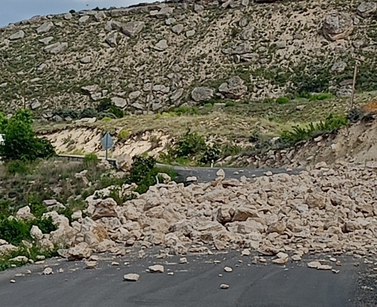 Darende’de heyelan riski nedeniyle yol ulaşıma kapatıldı
