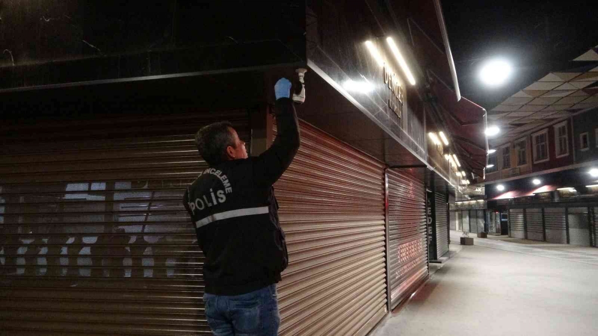 Malatya’da kuyumcular çarşısında hırsızlık girişimi kamerada