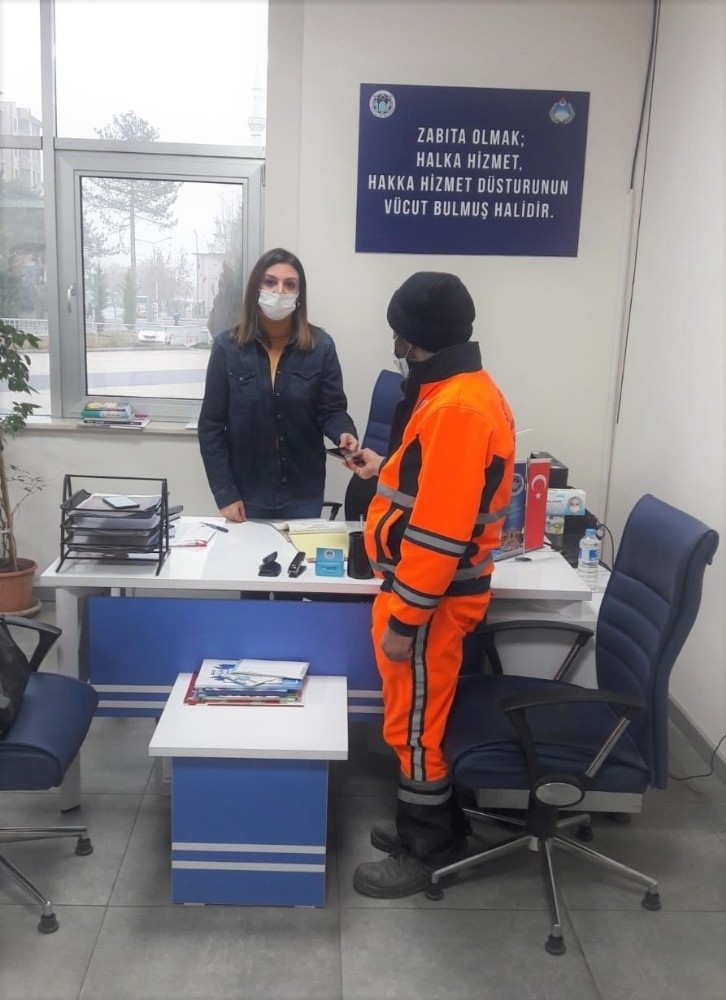 Çöp temizlerken eşya buluyor, her seferinde örnek oluyor