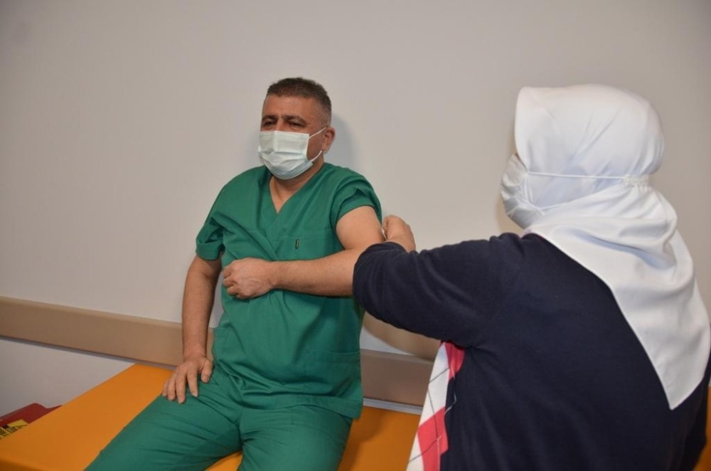 Başhekim Aktürk’te aşı oldu