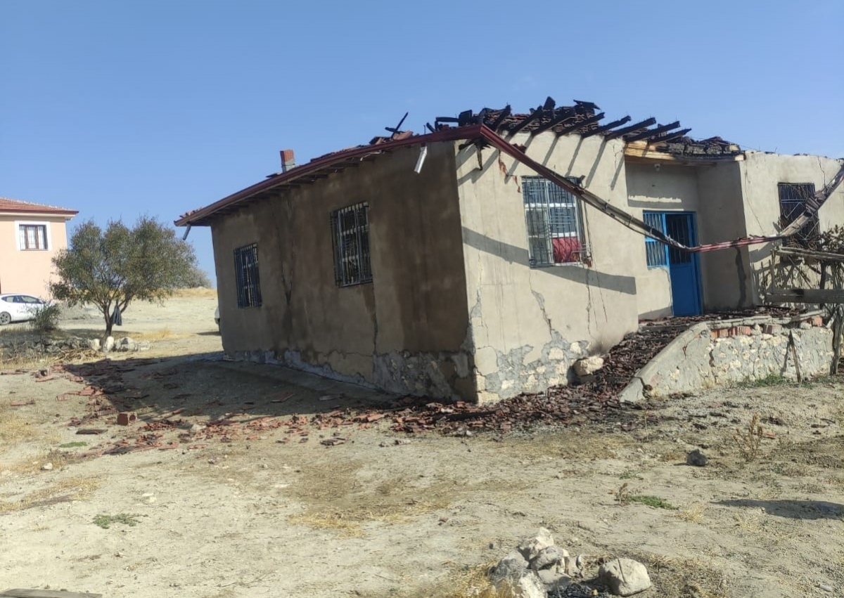 Hırsız girdiği evi yaktı