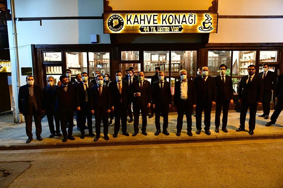 Karayel ile AK Partililer Yeşilyurt Kahve Konağını gezdi
