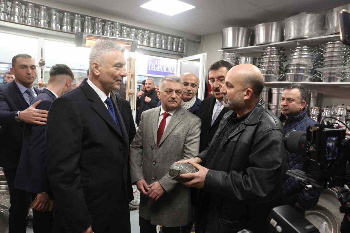 Bakan Bolat, Malatya’da geçici işyerlerindeki esnafları ziyaret etti