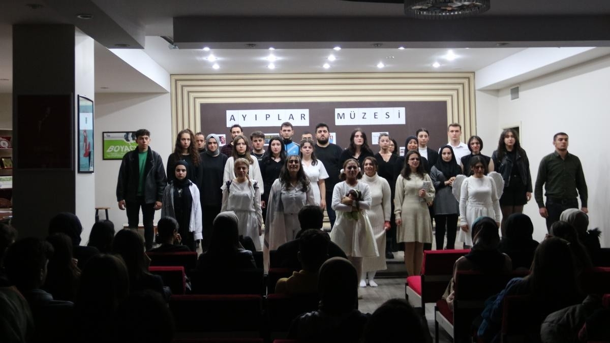 “Ayıplar Müzesi” tiyatro oyununa ilgi