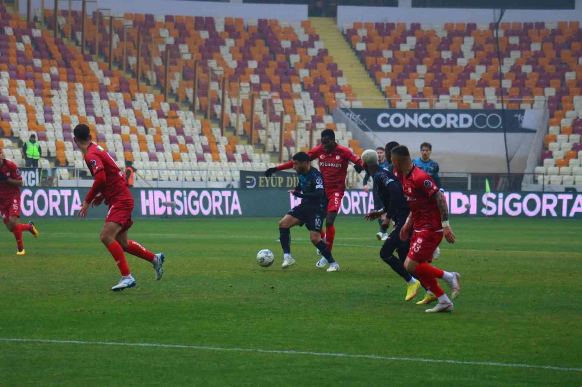 Spor Toto Süper Lig: DG Sivasspor: 0 -  Adana Demirspor: 1 (İlk yarı)
