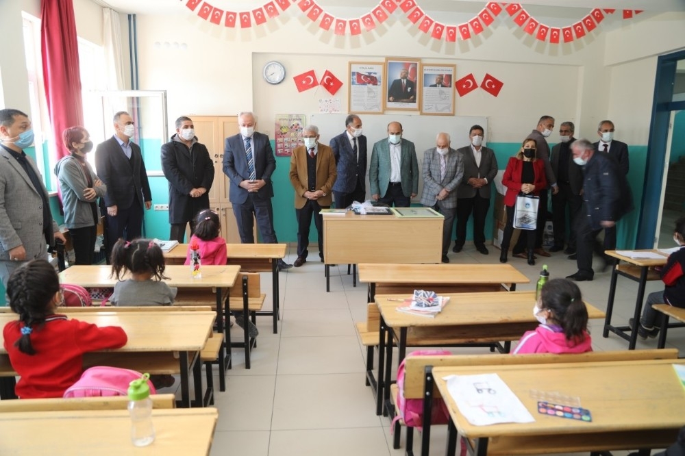 Başkan Güder, yüz yüze eğitimin ilk gününde öğrencilerle buluştu