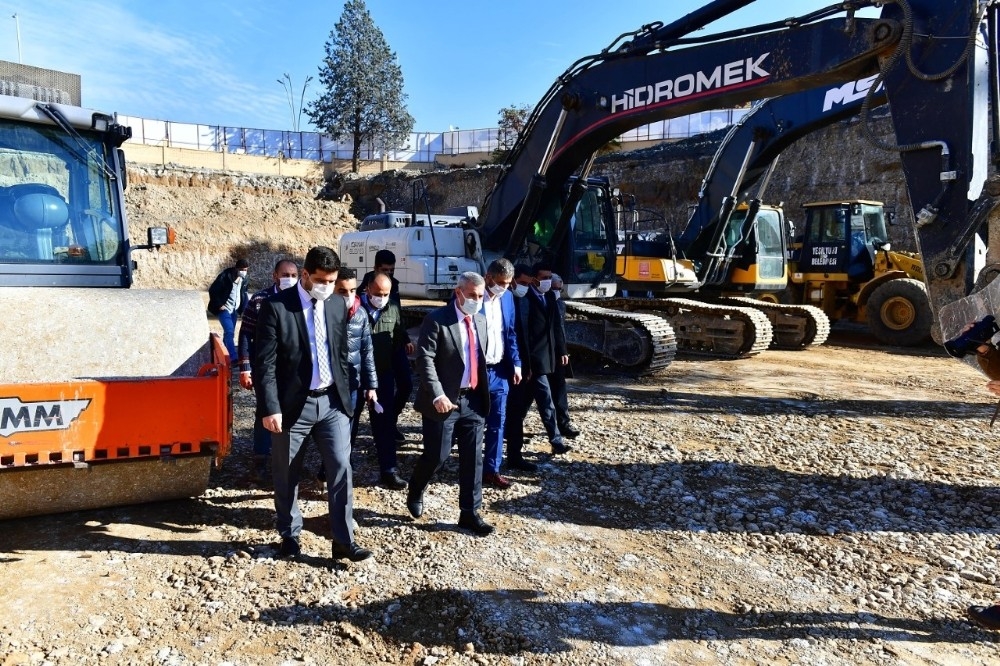 Yeşilyurt’ta millet bahçesi inşaat alanında kazı çalışmaları tamamlandı