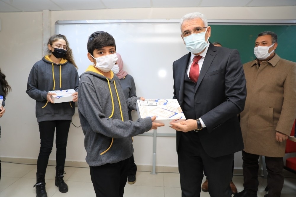 İhtiyaç sahibi öğrencilere tablet dağıtımı sürüyor