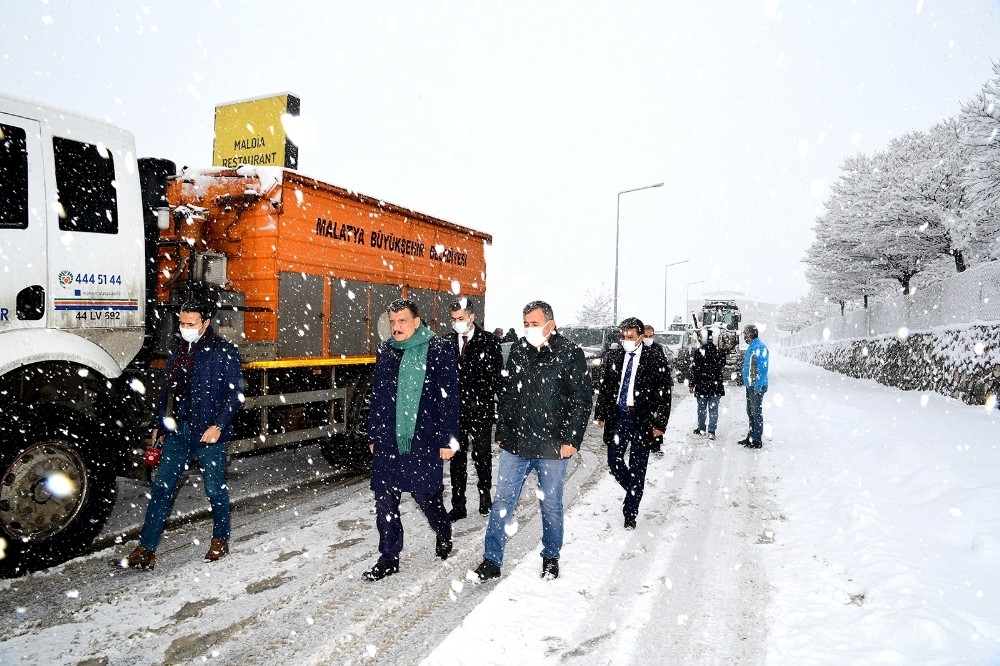 Kar küreme çalışmalarını çalışmalarını yerinde inceledi