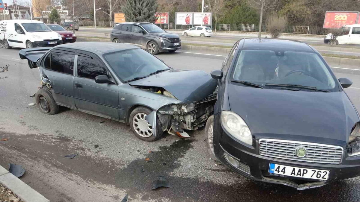 Malatya’da 6 aracın karıştığı zincirleme kazada 2 kişi yaralandı