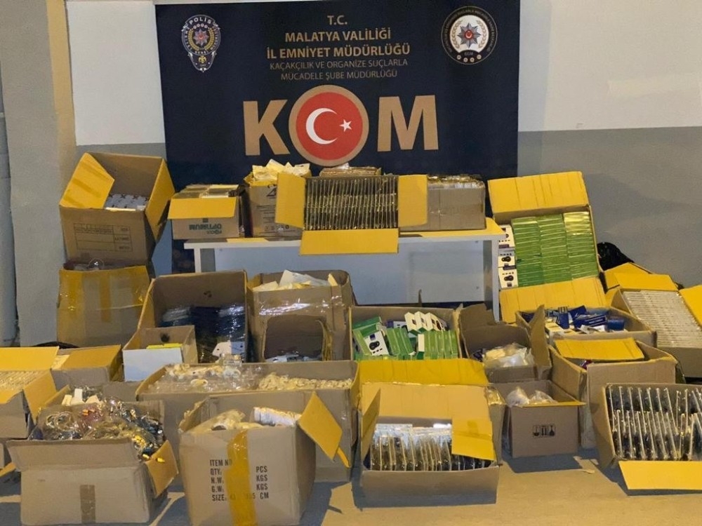 Malatya’da binlerce kaçak telefon aksesuarı ele geçirildi